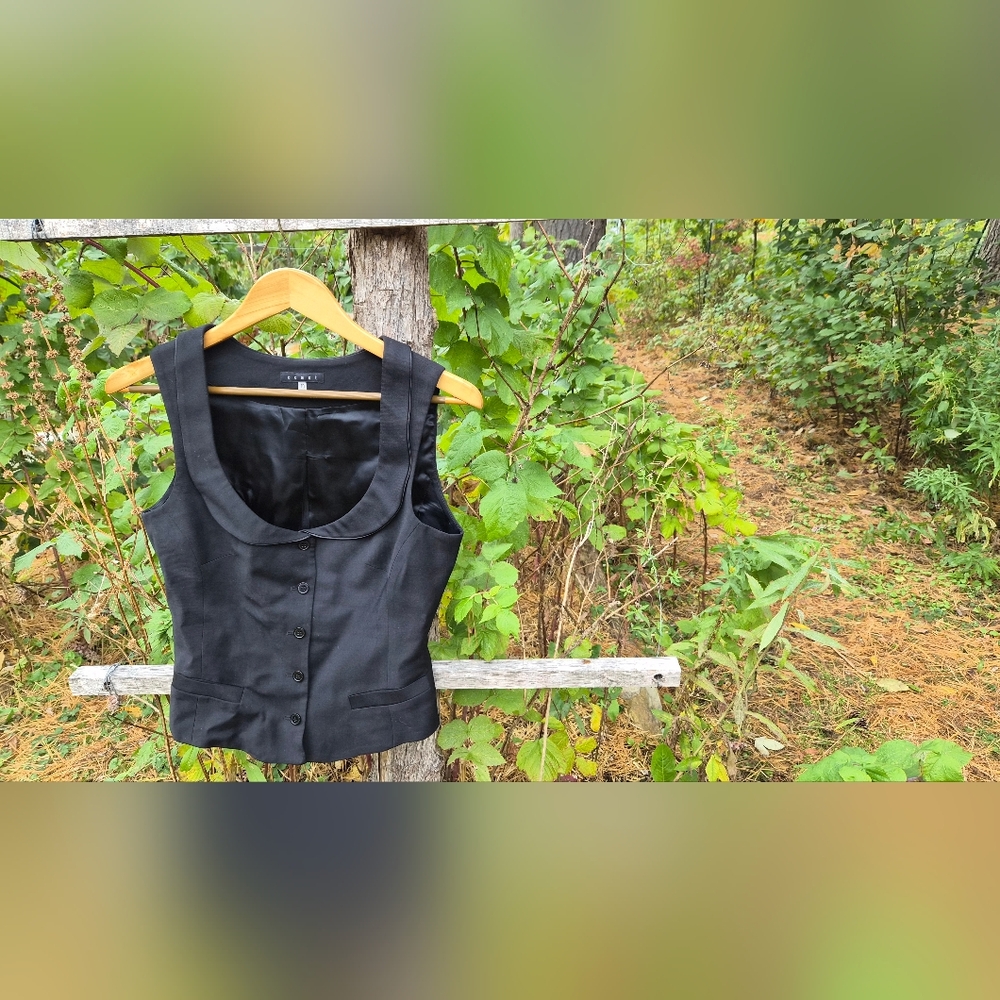 Elegant Black Sleeveless Button-Down Shirt